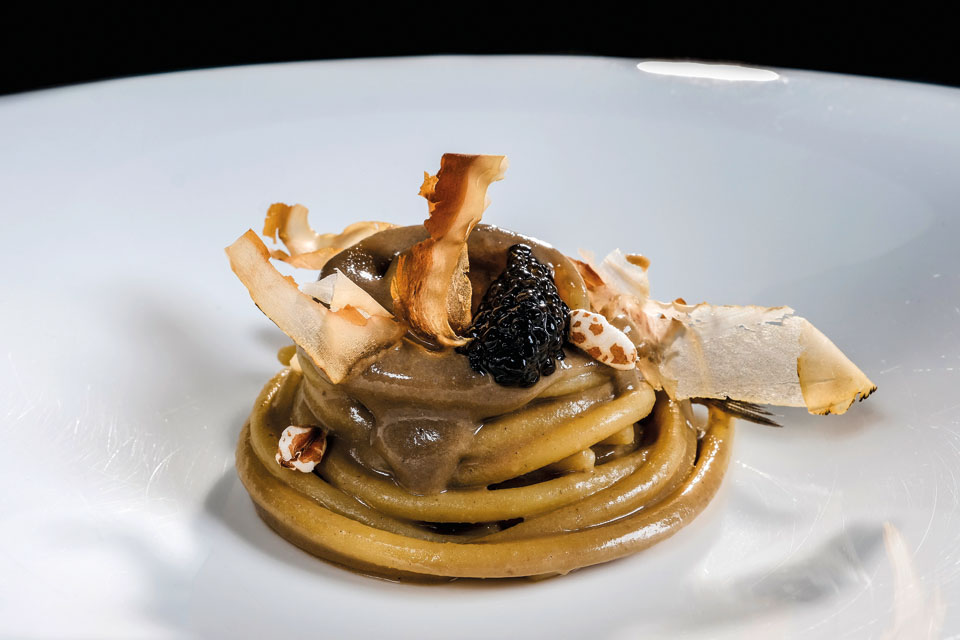 spaghettone alle alici con acqua di burrata umebuoshi e caviale 2 pc lido vannucchi - FACES.ch
