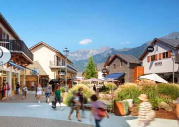 Lynn Grütter und Solveig Bethke shoppen mit FACES im Landquart Fashion Outlet