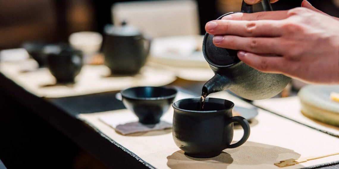 Teezeremonie für Genesis-KundInnen