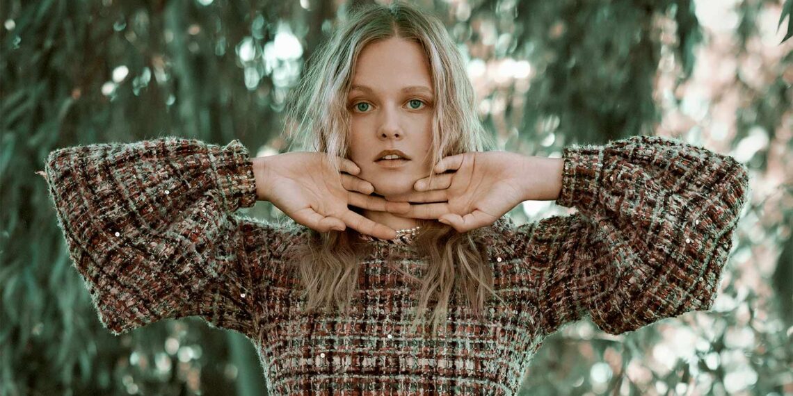 Light as a feather by Ava Pivot