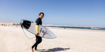 Tudor schlägt Wellen: Surf-Ikone Nic von Rupp im Interview