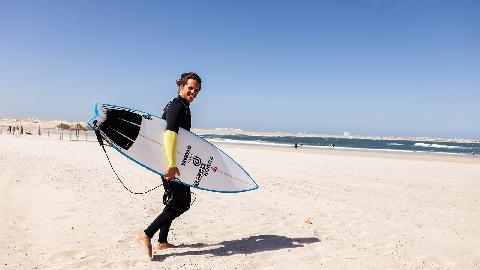 Tudor schlägt Wellen: Surf-Ikone Nic von Rupp im Interview