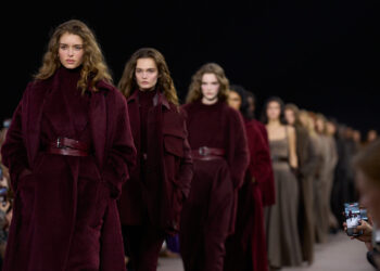 Max Mara Herbst/Winter 2025/26: Gothic Romance trifft Power-Dressing