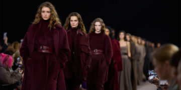 Max Mara Herbst/Winter 2025/26: Gothic Romance trifft Power-Dressing