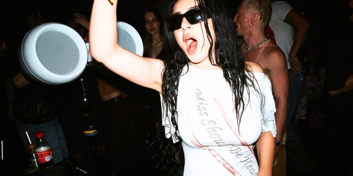 Guess Jeans im Coachella Compound