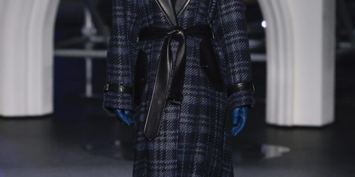 Navy-Karomantel mit Fellkragen und Lederrevers von Burberry, Herbst/Winter 2026/27