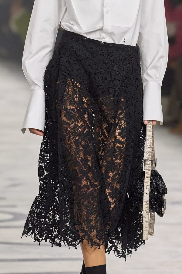 Schwarzer Spitzenrock mit weisser Bluse von Fendi