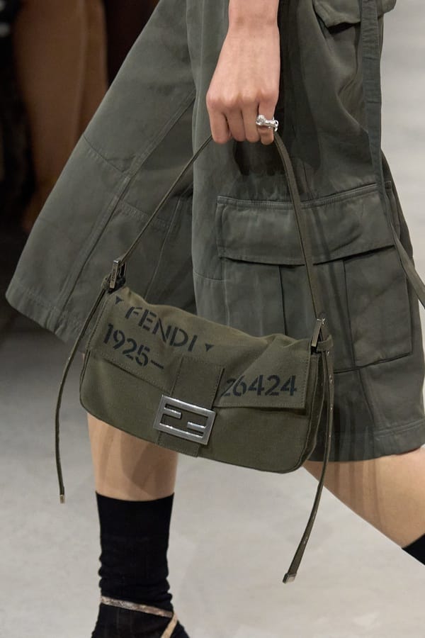 Olivgrüner Cargo-Rock mit Baguette-Tasche von Fendi
