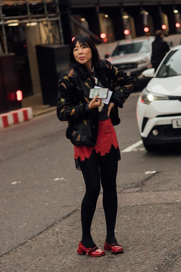 Roter Minirock mit Spitzensaum, Strumpfhose und roten Ballerinas, Streetstyle London