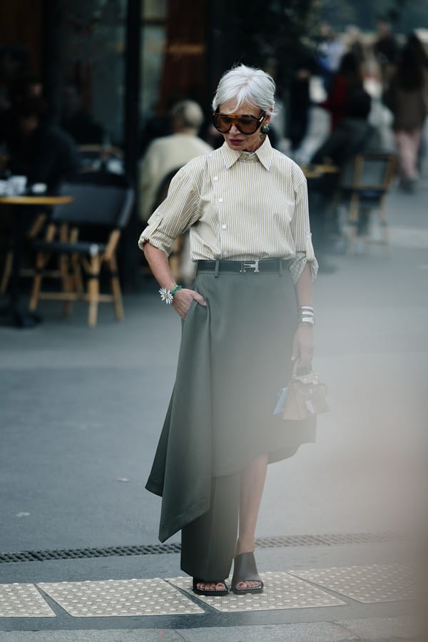 Olivgrüner asymmetrischer Rock mit gestreifter Bluse in Paris