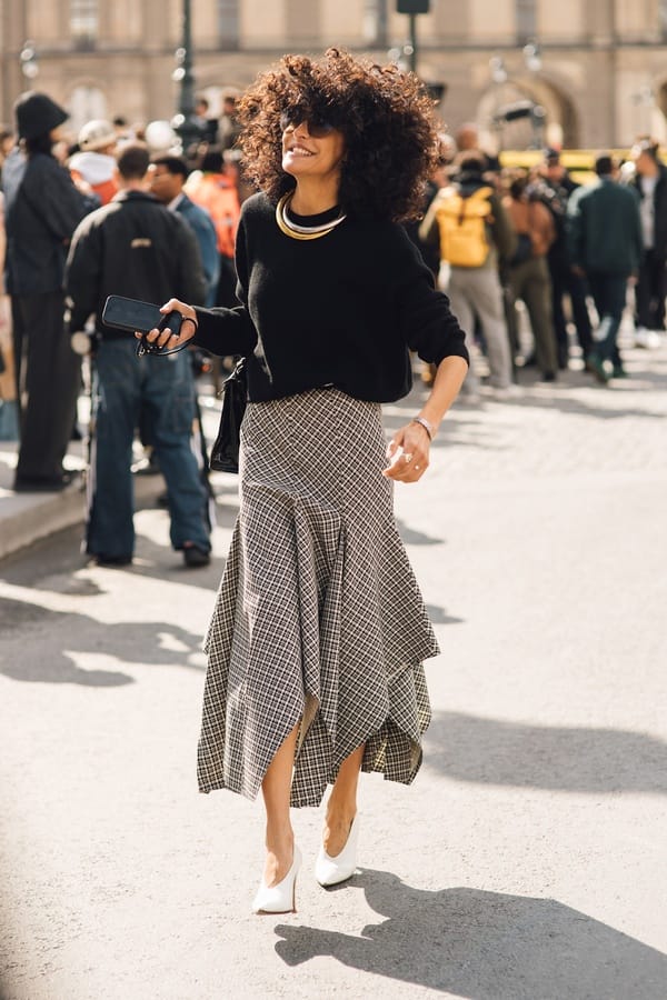 Karierter asymmetrischer Rock mit schwarzem Pullover und weissen Pumps, Streetstyle Paris
