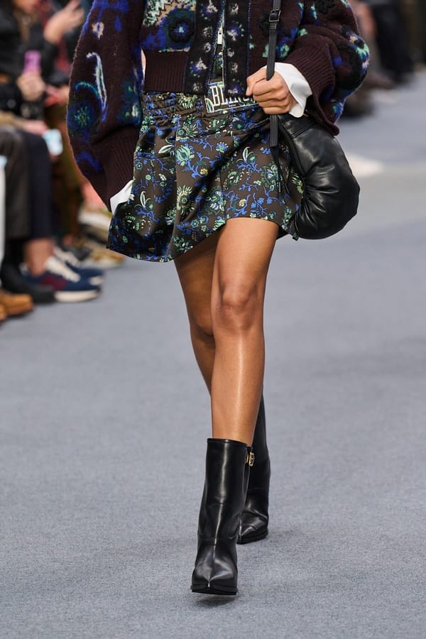 Geblümter Minirock mit Strickjacke und Stiefeletten von Sacai